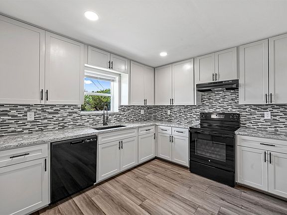 5th image of 158 Lakeshore Dr