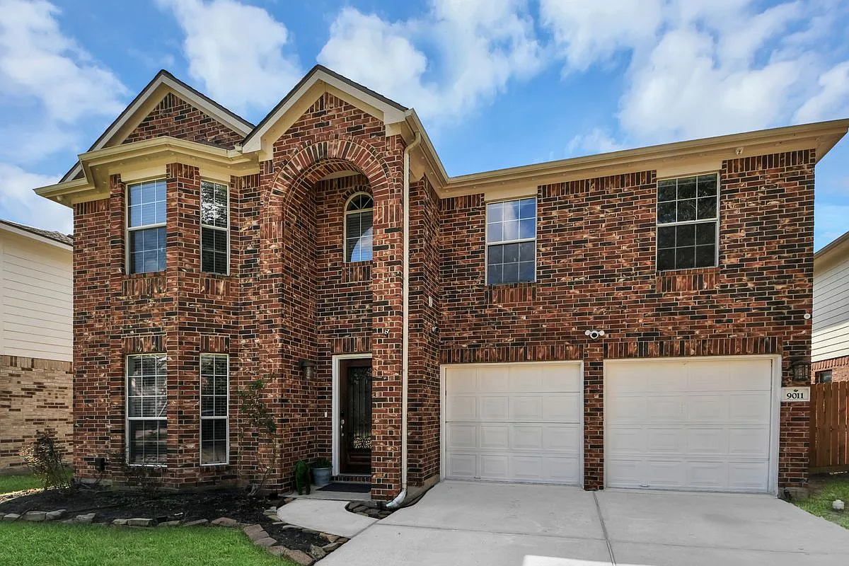 4 bed, 2.5 bath, 2678 sqft, $2,800 — Photo 1