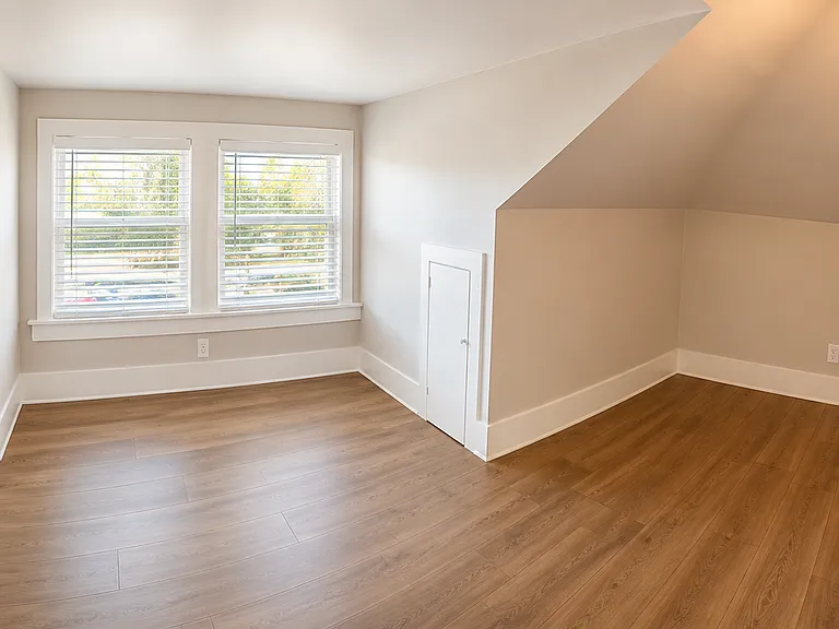 207 Chester Ave — Photo 10