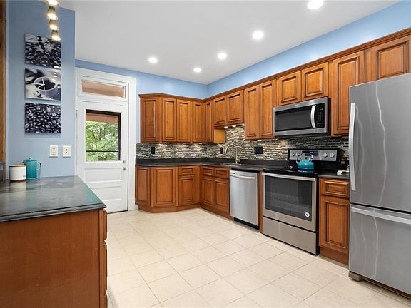 5th image of 2110 Bellevue Ave