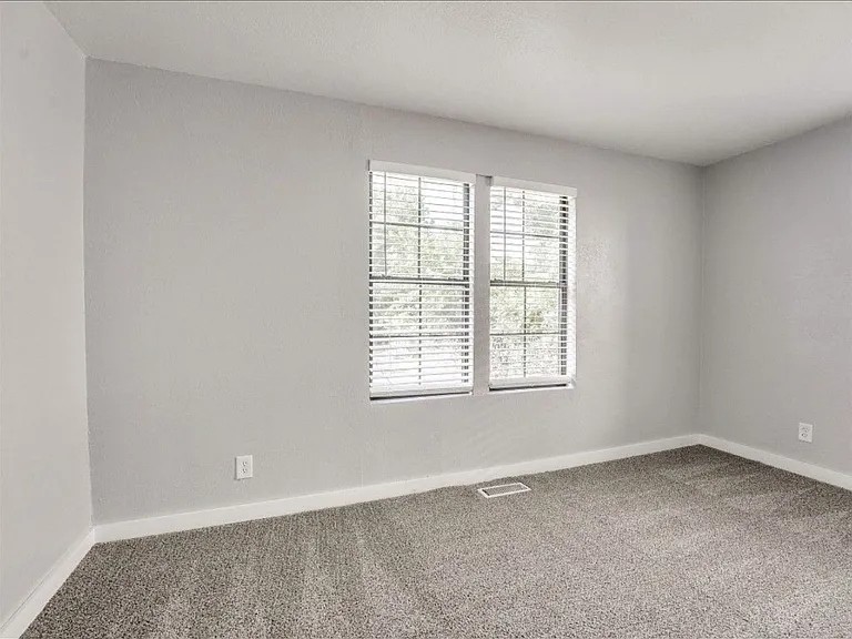 1209 NE 42nd St — Photo 16