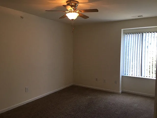 Lakeside Village Apartments — Photo 159