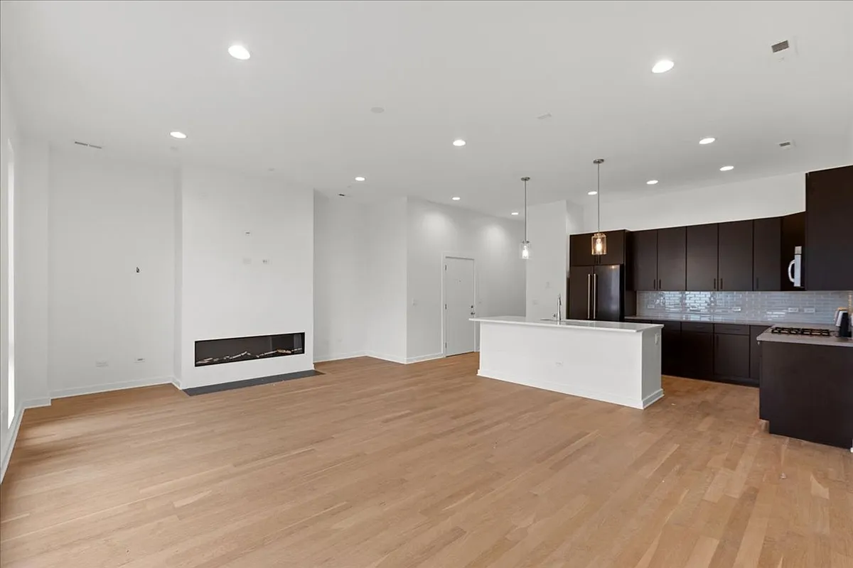 Building Photo - 1651 W Chicago Ave #3W