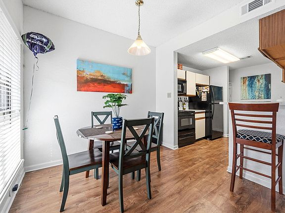 3rd image of 912 W 22nd St APT 309