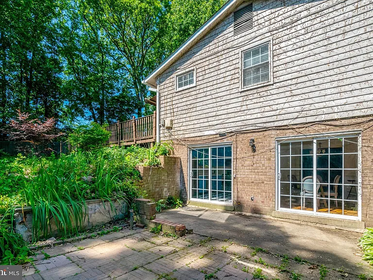 8527 Parliament Dr — Photo 36
