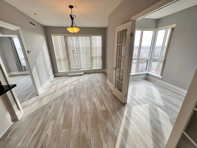 57 Upper Duke Cres — Photo 1