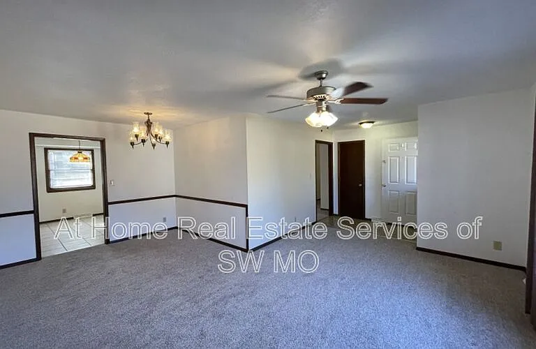 1316 E Lakewood St — Photo 3