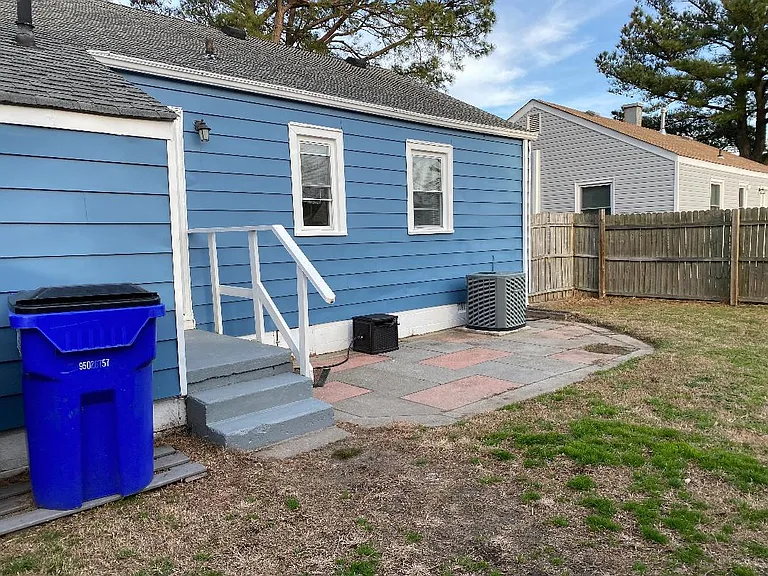 1537 Kingston Ave — Photo 12