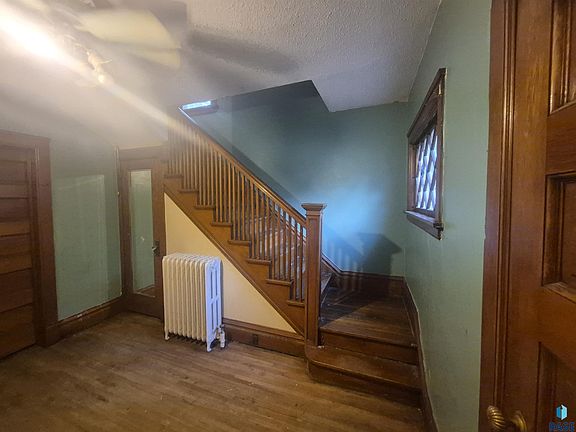 4th image of 102 3rd St SE