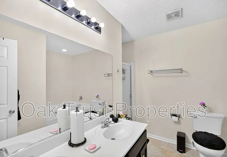 137 Venice St — Photo 21