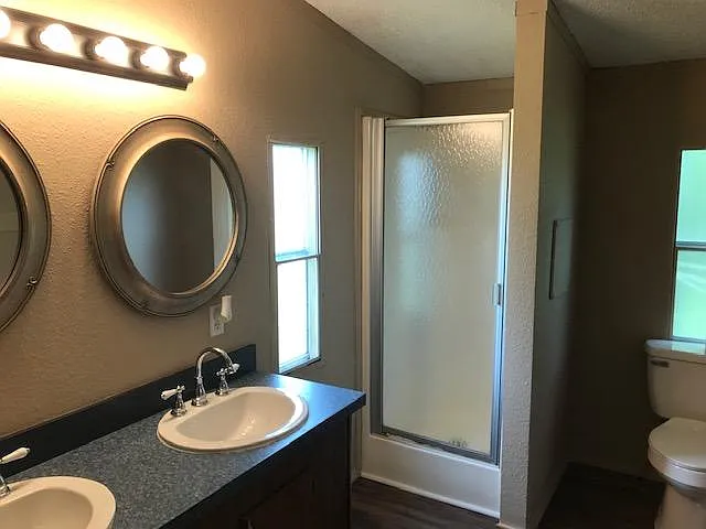 603 W Walnut St — Photo 5