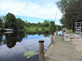 725 E River Dr, Omro, WI 54963