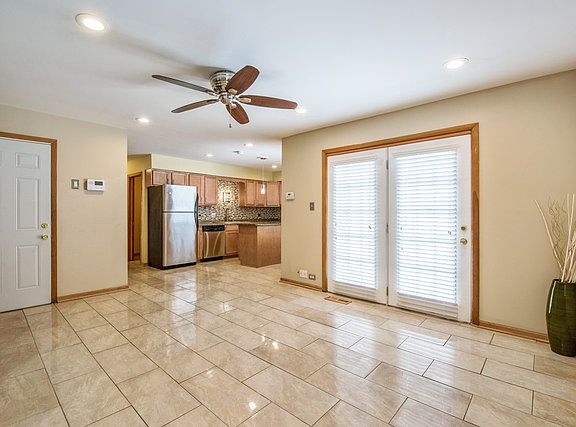 5th image of 606 E 156th Pl