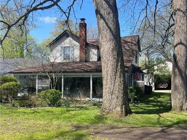 4082 W 210th St, Fairview Park, OH 44126