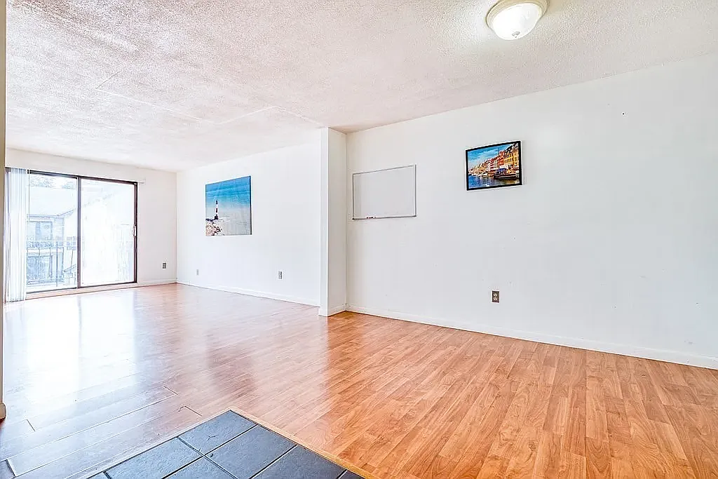 2 bed, 915 sqft, $2,200 — Photo 4
