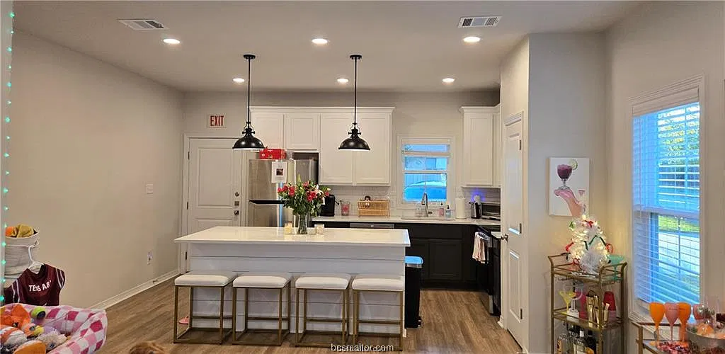 5 bed, 5.5 bath, 2327 sqft, $4,650 — Photo 3