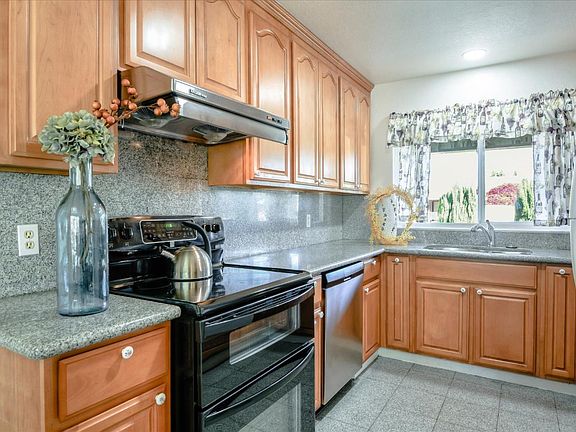 5th image of 137 Sierra Mesa Dr