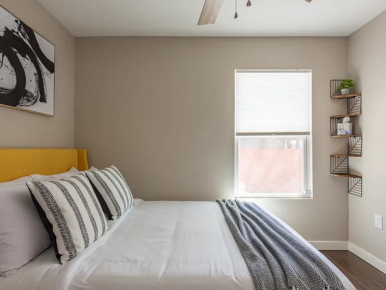 708 S Olive St — Photo 16