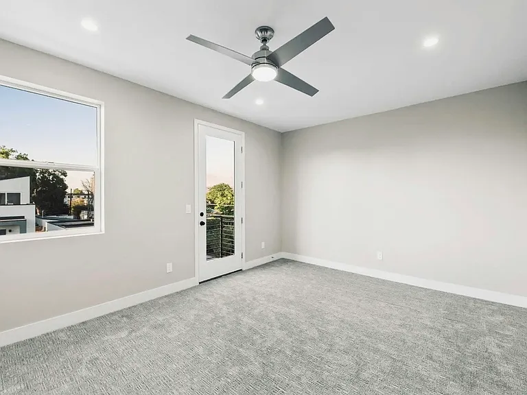 primary bedroom w balcony
