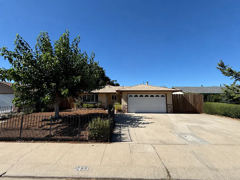 2433 Kildare Ln — Photo 1