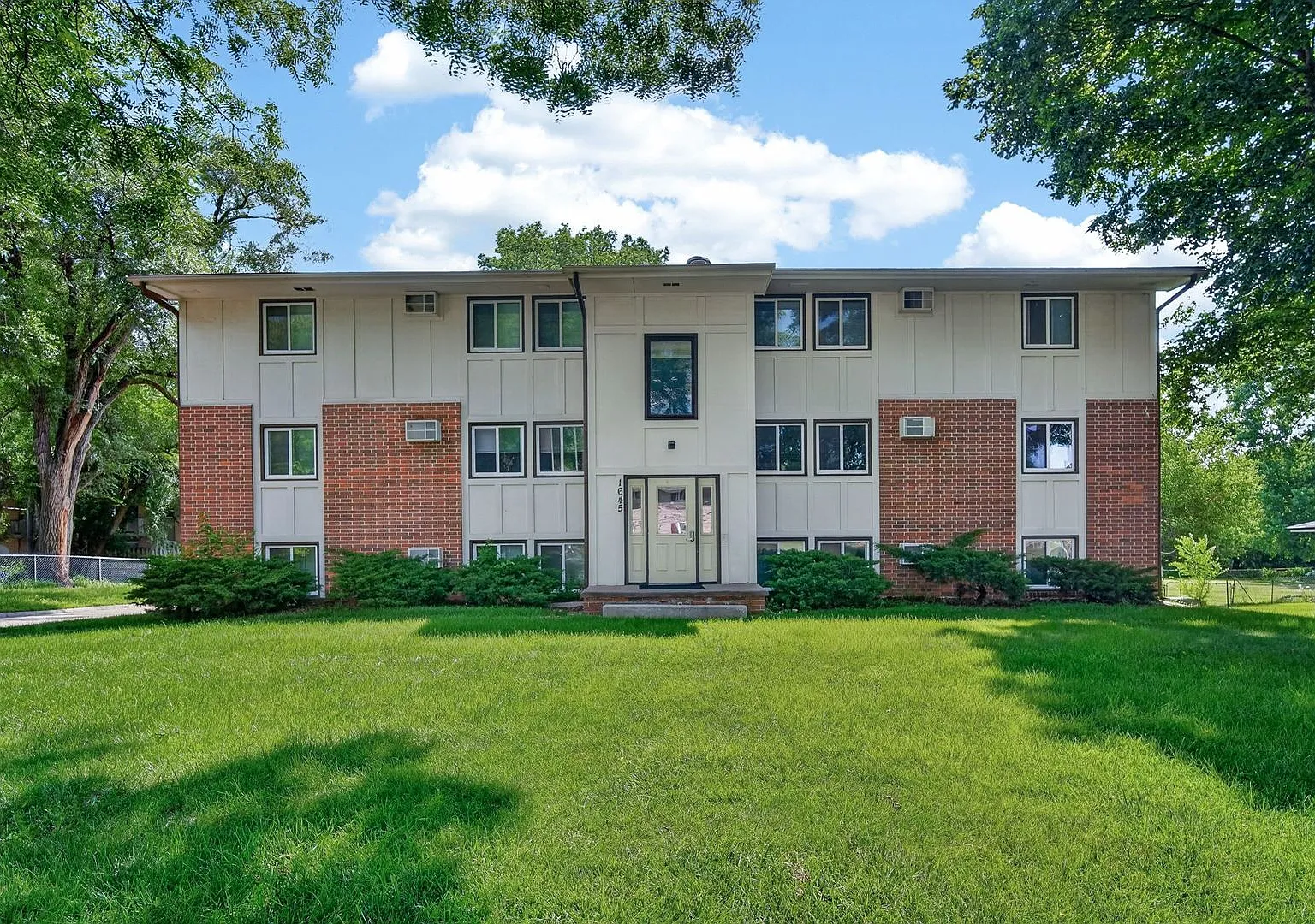 Beautifully Renovated 2BR in Prime Clive Location Modern Upgrades, Peaceful Living & Move-In Ready! — Photo 2