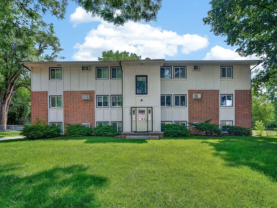 2bed 1 bath Unit in quiet Clive location
