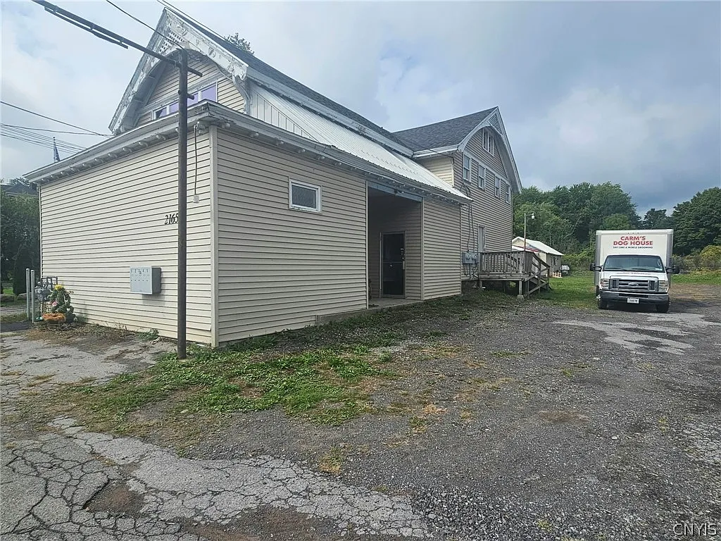 3 bed, 1.0 bath, 4921 sqft, $1,800 — Photo 1