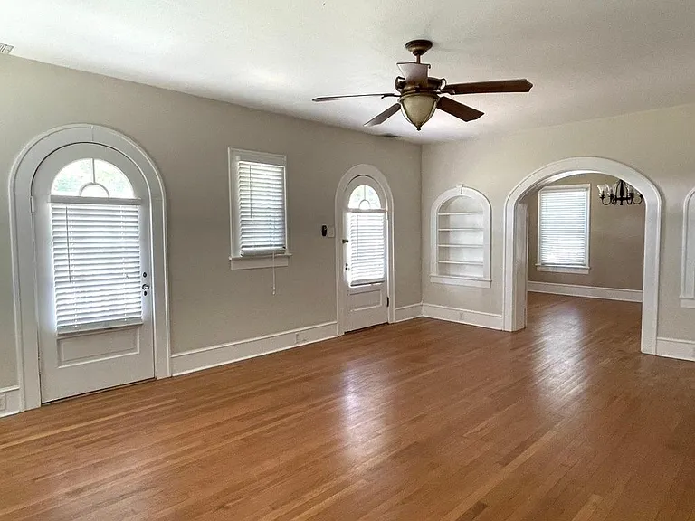 1427 N Woods St — Photo 1