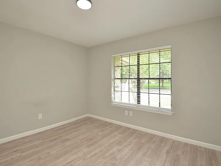 22018 Grand Forks Dr — Photo 28
