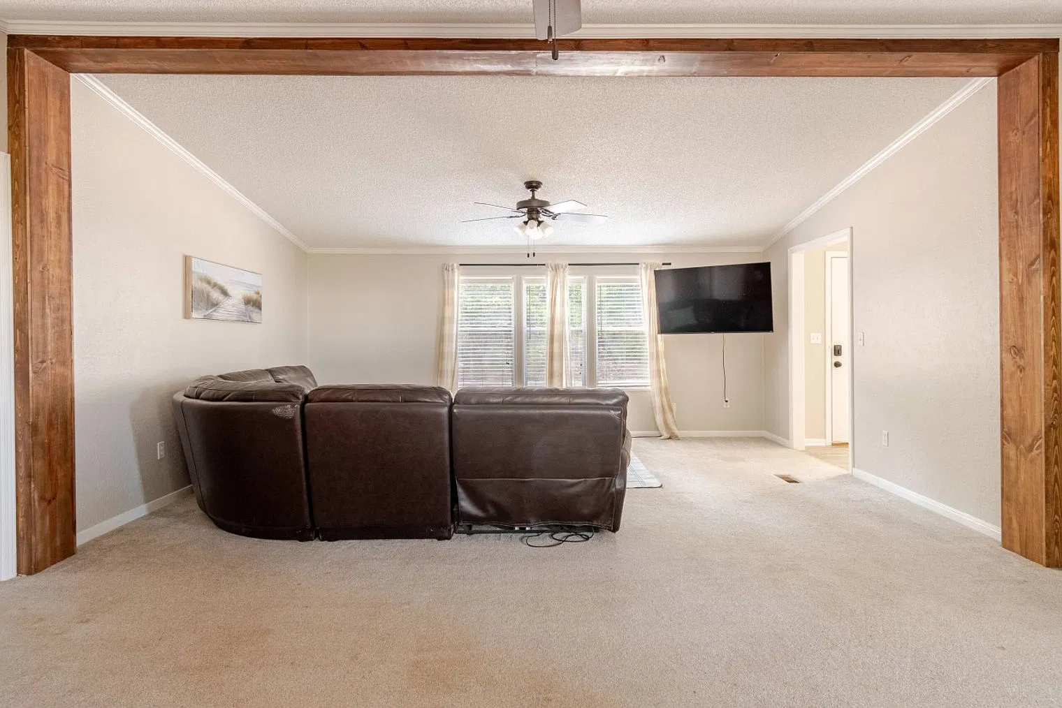 4 bed, 2.0 bath, 1969 sqft, $2,005 — Photo 4
