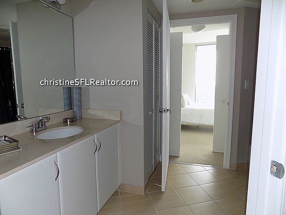3rd image of 1750 N Bayshore Dr APT 4015
