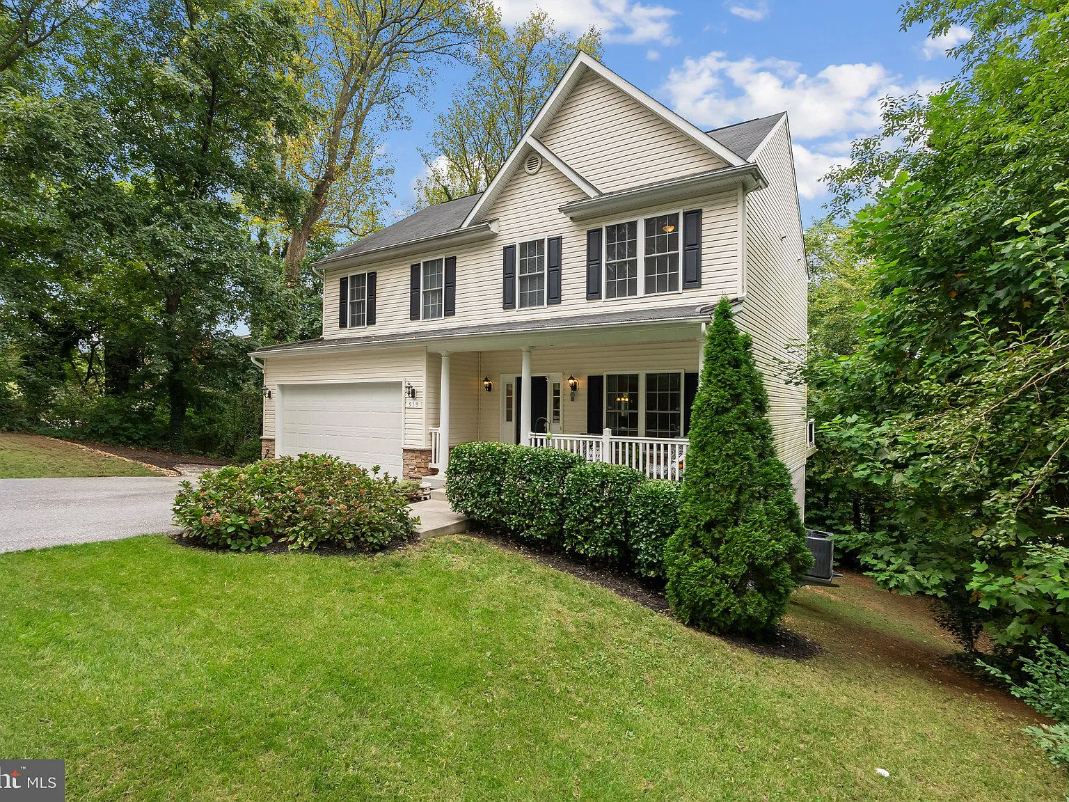 4 bed, 3.5 bath, 2828 sqft, $3,400 — Photo 1
