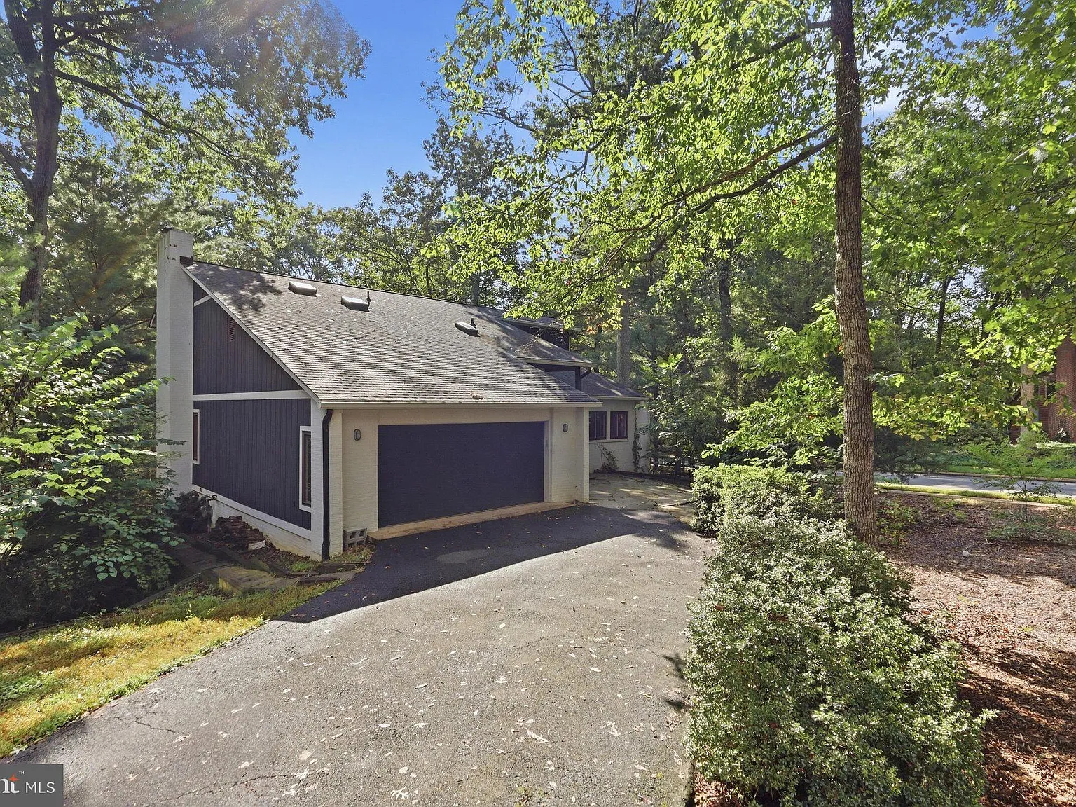 5 bed, 3.5 bath, 4059 sqft, $5,100 — Photo 2
