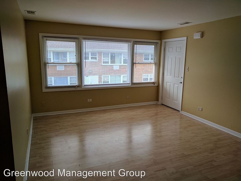 1st image of 1014 Parkwood Dr APT 2E