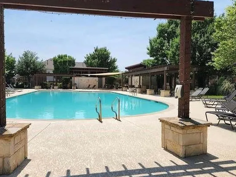 201 Carrington Ln — Photo 3