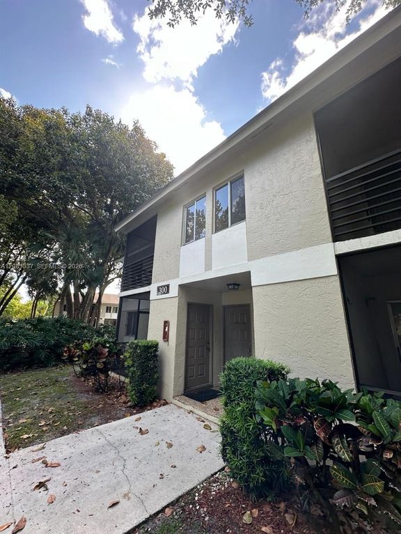 300 Gardens Dr APT 201, photo 2