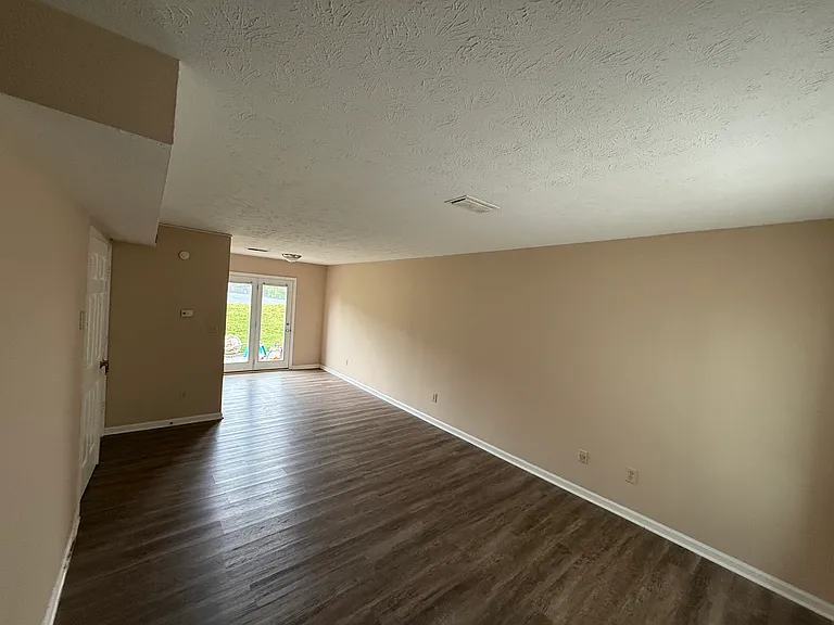 102 Hager Dr #H — Photo 2
