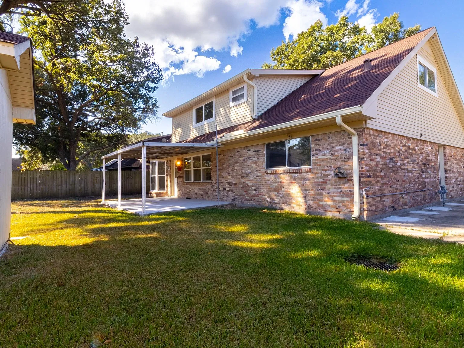 4 bed, 2.0 bath, 1829 sqft, $2,400 — Photo 3