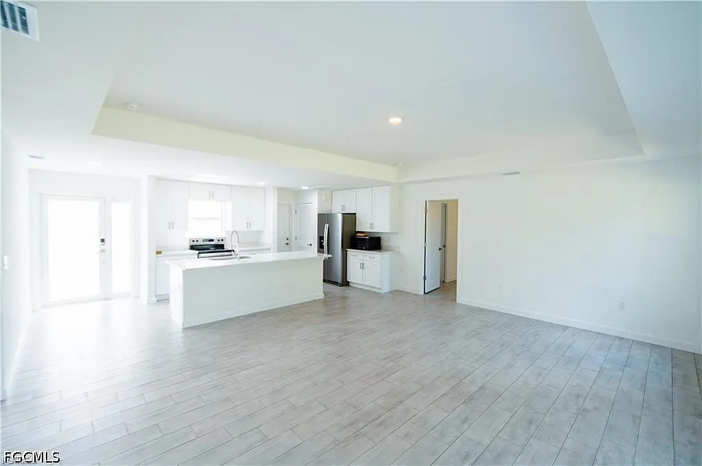 3 bed, 2.0 bath, 1212 sqft, $2,000 — Photo 4