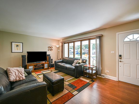 4th image of 22W510 Balsam Dr