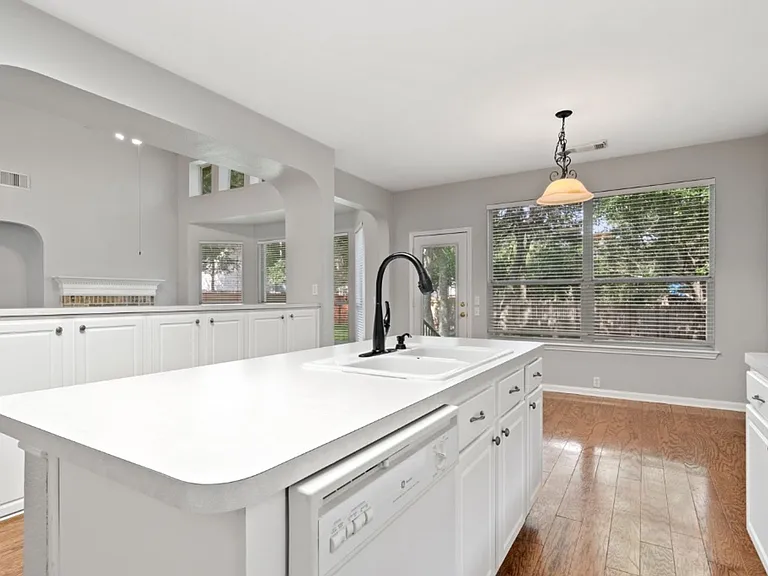 10724 Thoroughbred Dr — Photo 12