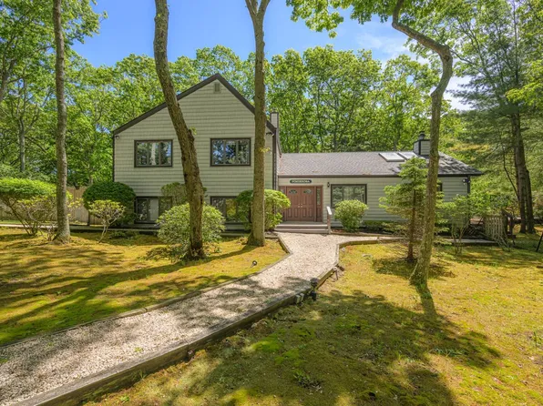 10 Debbie Trl, Hampton Bays, NY 11946