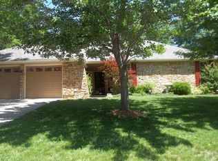 1104 NE Oak Tree Dr, Lees Summit, MO 64086