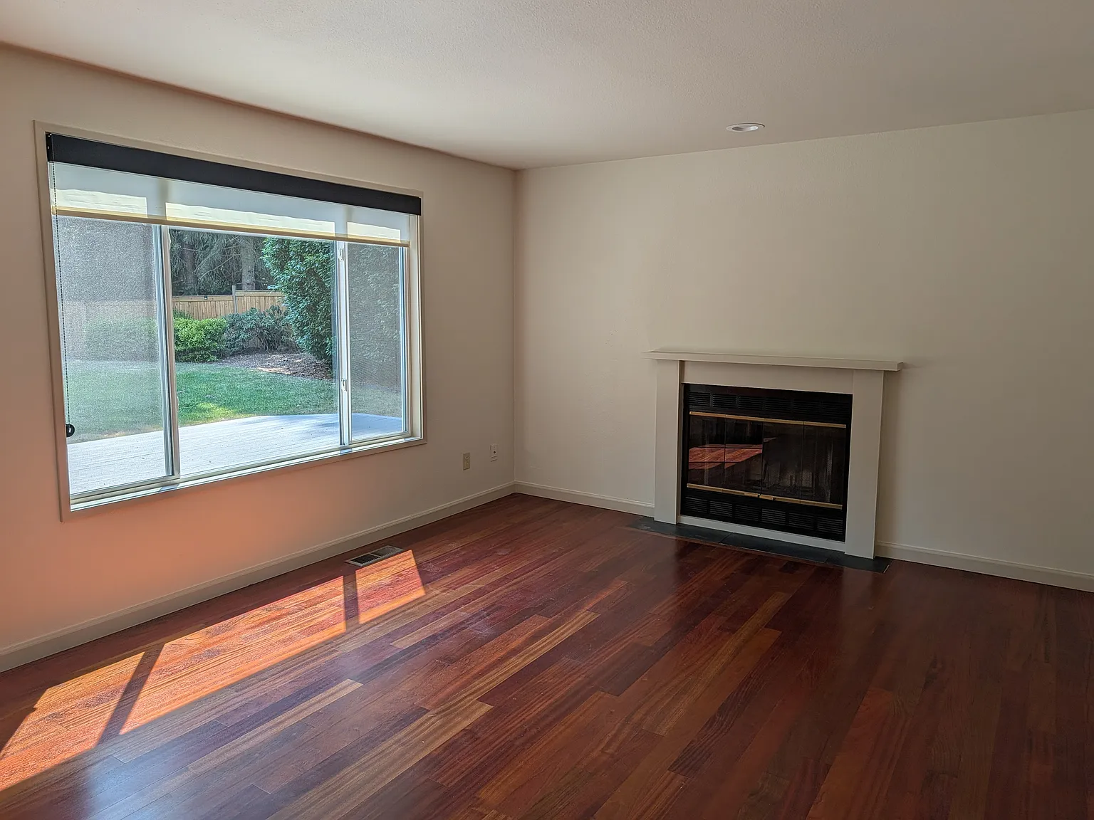 4 bed, 2.5 bath, 2050 sqft, $4,200 — Photo 2