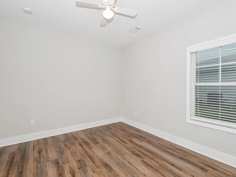 77 Laura Ct — Photo 12