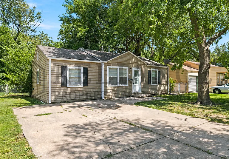 1126 S Silverdale Ct — Photo 4