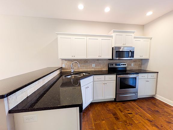 5th image of 330 Parkview Pl