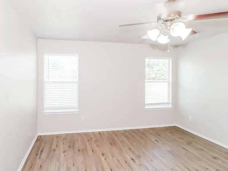 102 Creek Ledge Dr — Photo 8