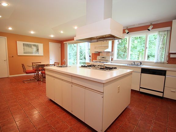 5th image of 31 Brougham Dr