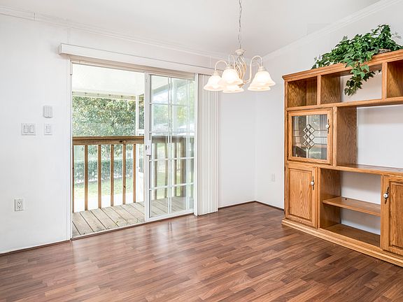 5th image of 305 Shady Oak Cir
